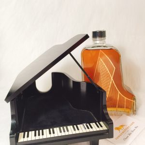 ruou-xach-tay-Suntory-Whisky-Royal-piano
