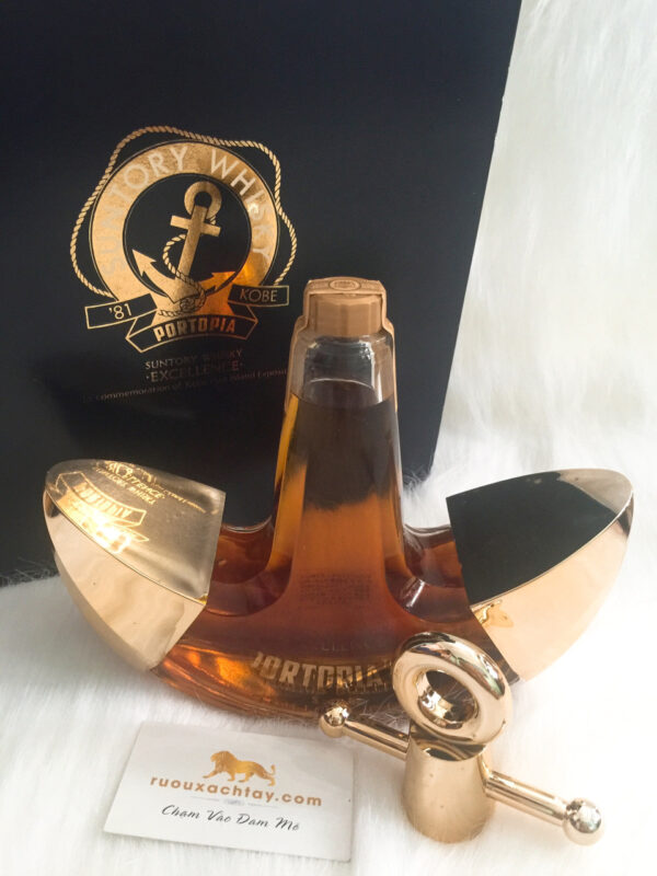 ruou-xach-tay-Suntory-Whisky-Excellence-mo-neo-thuy-tinh