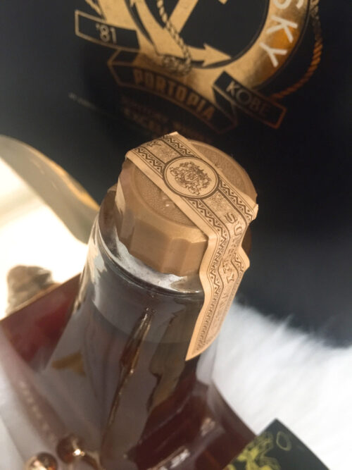 ruou-xach-tay-Suntory-Whisky-Excellence-mo-neo-thuy-tinh