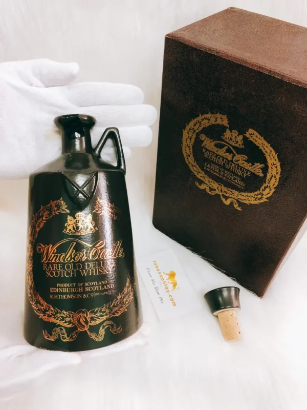 Windsor Castle Rare Old Deluxe Scotch Whisky - 1