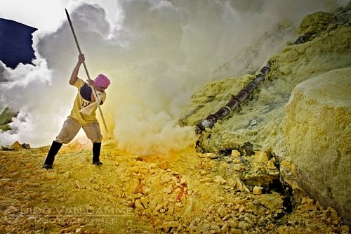 Khai thác lưu huỳnh trong một ngọn núi lửa đang hoạt động, Java