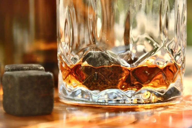 how-to-chill-whisky-by-stones