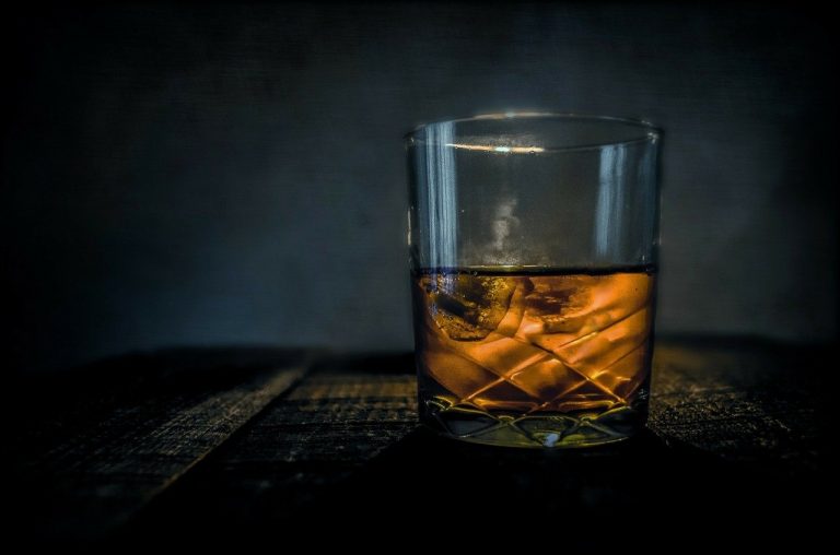 Nắm Vững Nghệ Thuật Cách Uống Rượu whiskey Với Đá 2 Tumbler-Whiskey-on-the-Rocks