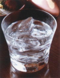 Uống Shochu - Soju cùng đá viên