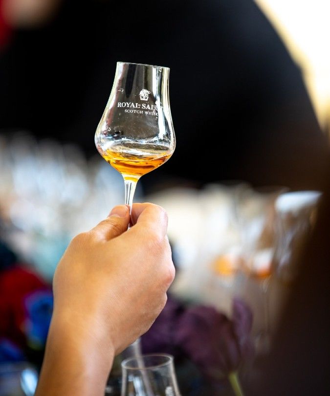 Quan Tâm Đến Rượu Whisky Scotch Pha Trộn, Một Thức Uống Tuyệt Vời Hơn Tổng Số Các Phần Của Nó 6 royal-salute-whisky
