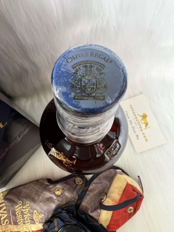 Chivas Regal 18 Years Old Vivian Westwood Edition (3)
