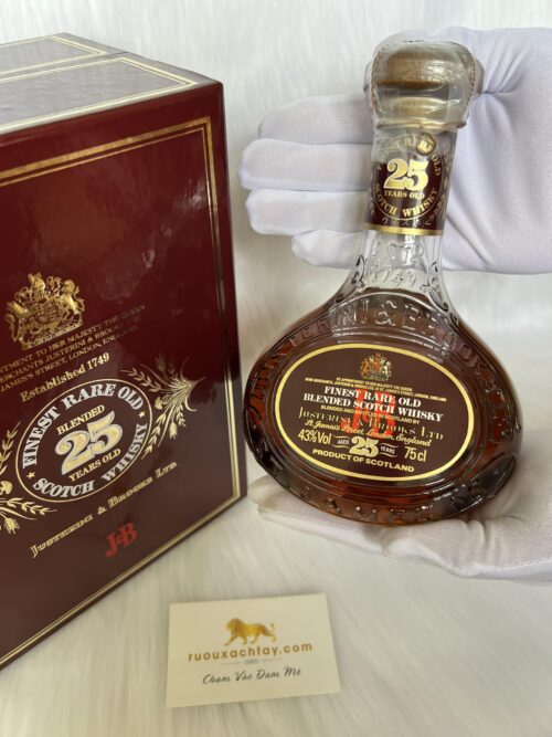 J&B Finest Rare Old Blended Scotch Whisky 25yo (1)