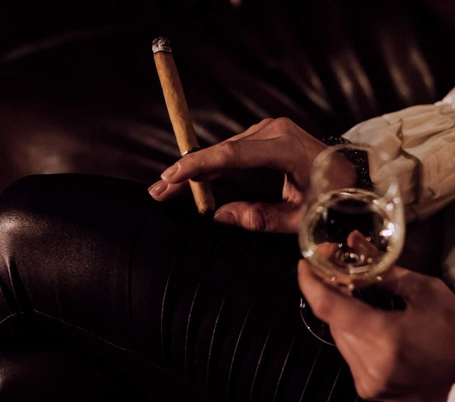 Kết Hợp Rượu Vang Và Xì Gà – Cách Tinh Chỉnh Trải Nghiệm Hương Vị 1 Kết hợp rượu vang cùng cigar 1