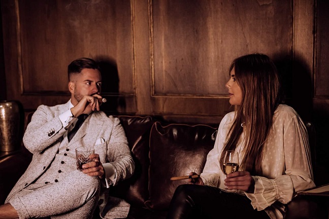 Kết Hợp Rượu Vang Và Xì Gà – Cách Tinh Chỉnh Trải Nghiệm Hương Vị 2 Kết hợp rượu vang cùng cigar 2