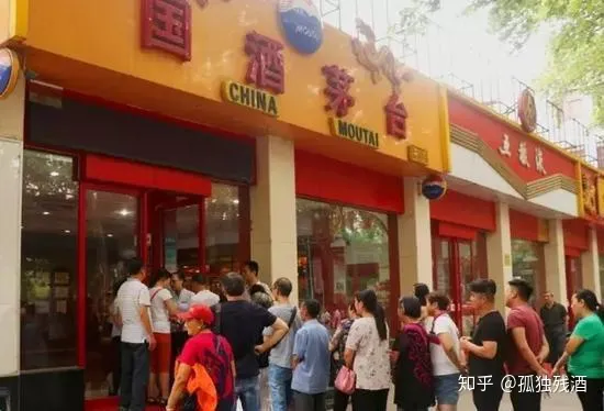 Xếp hàng dài chờ mua rượu mao đài