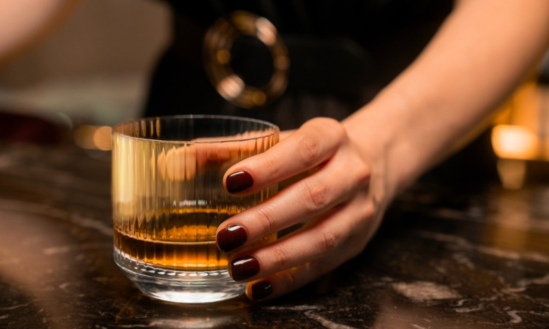 cách cầm ly rượu whisky