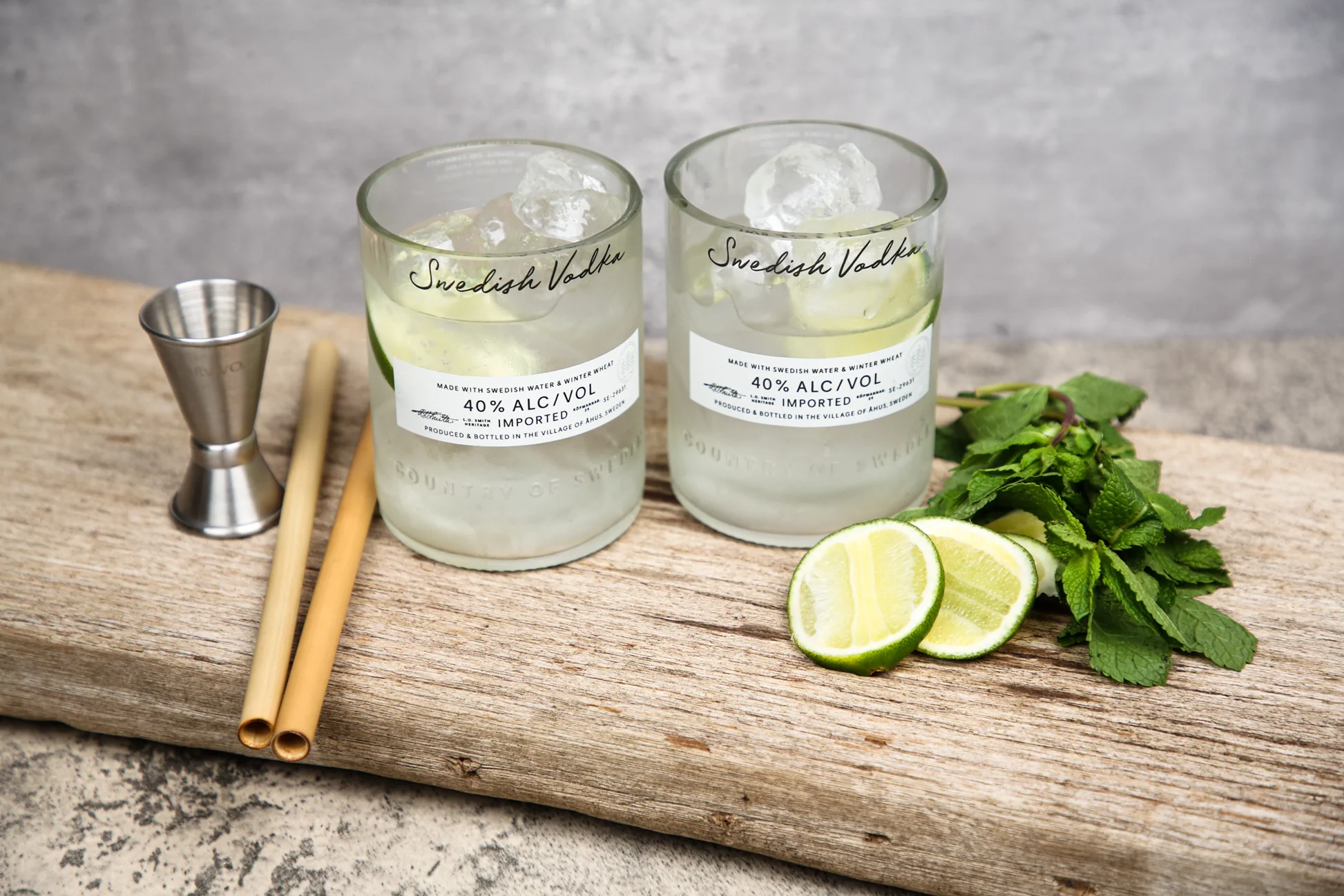 Ly uống rượu Vodka: Kỹ thuật và phong cách thưởng thức đích thực 2 ly uống rượu Vodka