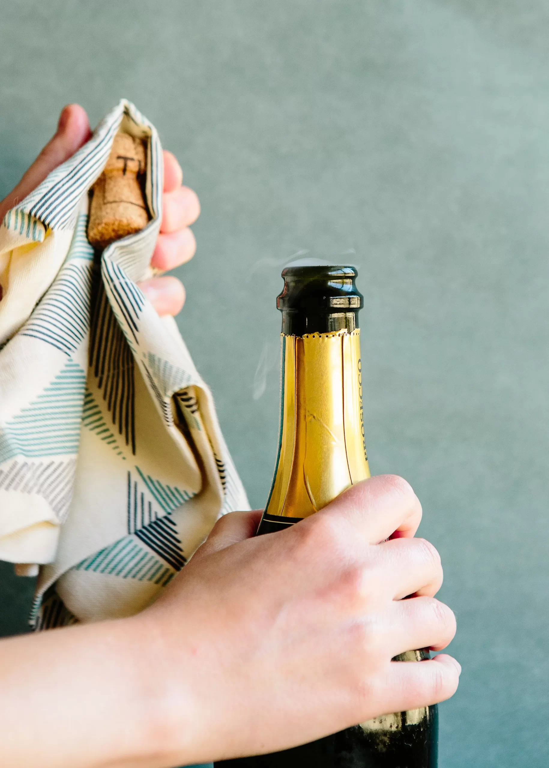 Hướng dẫn cách Khui Rượu Champagne một cách chuyên nghiệp 4 cách khui rượu champagne