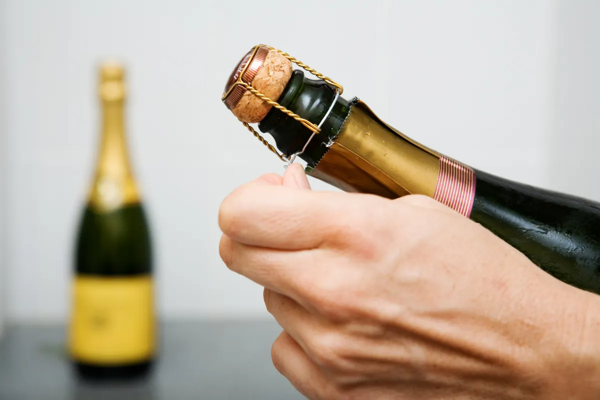 Hướng dẫn cách Khui Rượu Champagne một cách chuyên nghiệp 2 cách khui rượu champagne