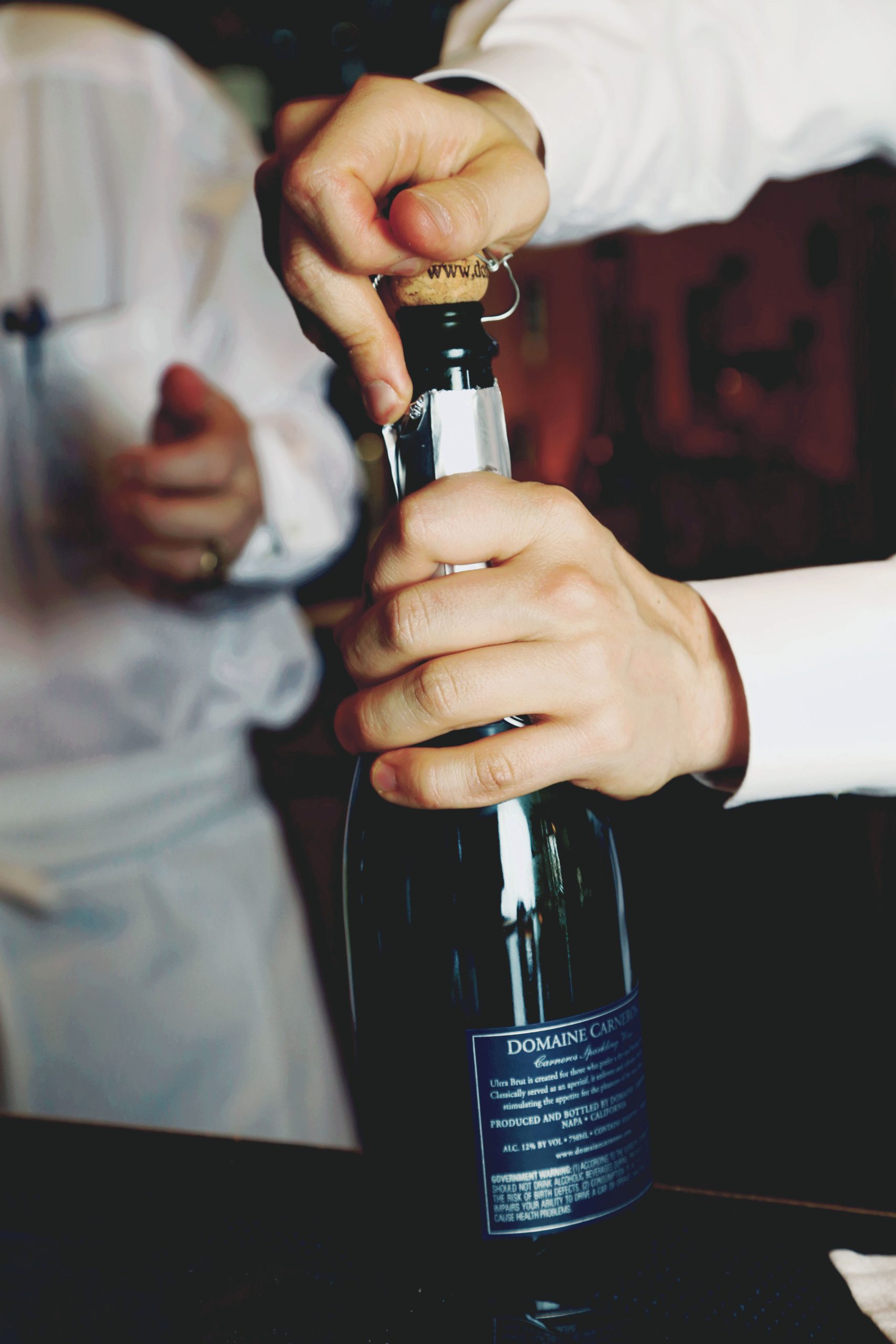 Hướng dẫn cách Khui Rượu Champagne một cách chuyên nghiệp 3 cách khui rượu champagne