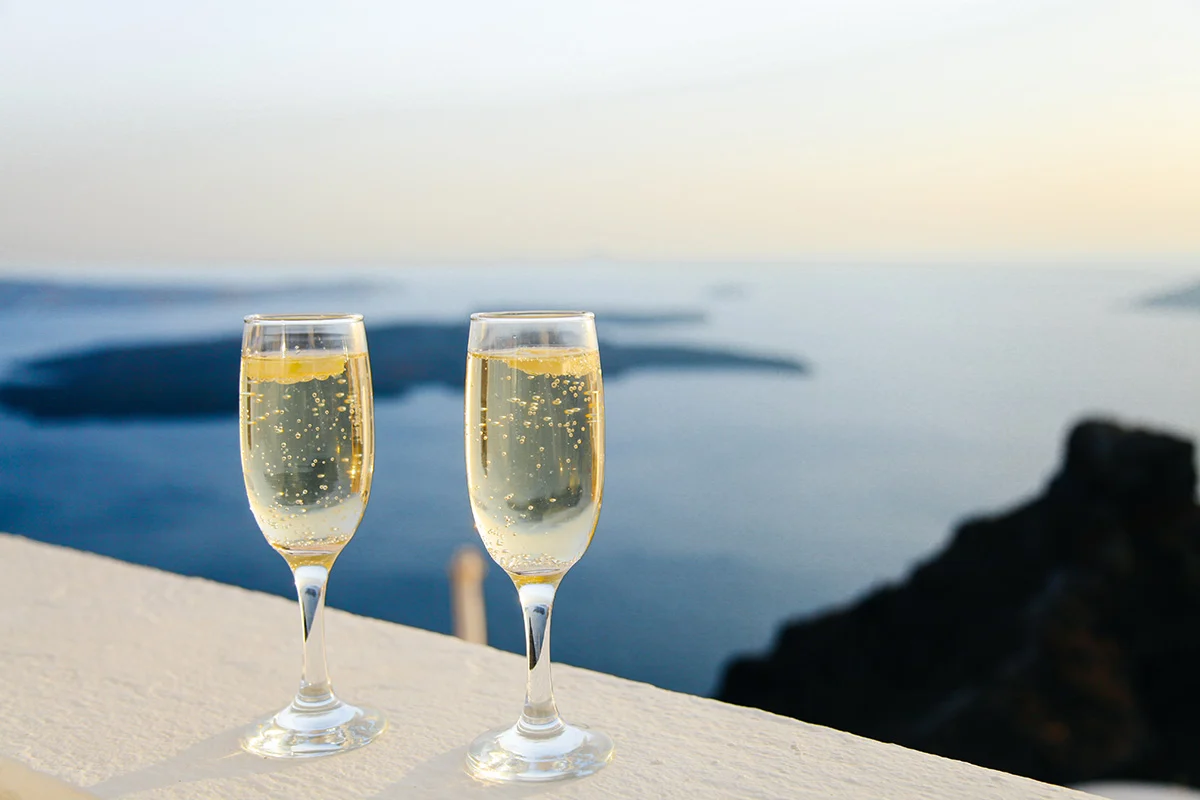 Rượu Champagne cao cấp: Khám phá hương vị tinh tế của chai Champagne 3 rượu Champagne cao cấp