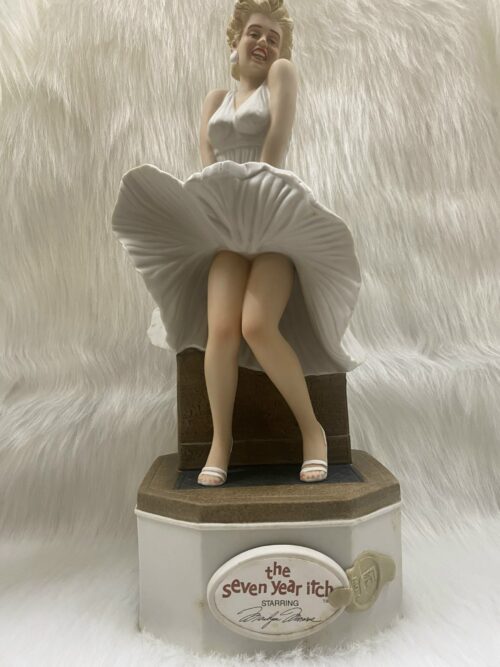Fascinate Forever 6 Year Old Kentucky Straight Bourbon – Marilyn Monroe Decanter Ver2 (2)