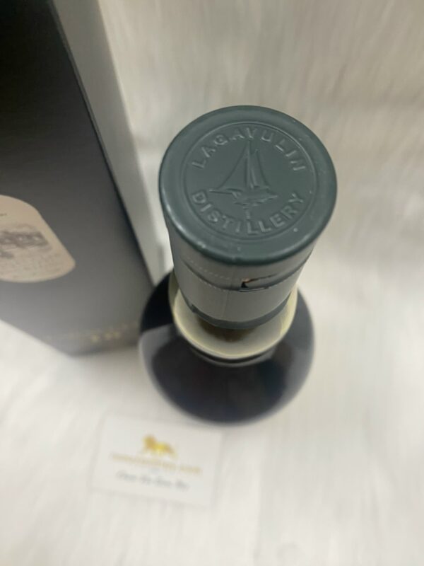 Lagavulin 16 - Islay Single Malt Scotch Whisky (2)