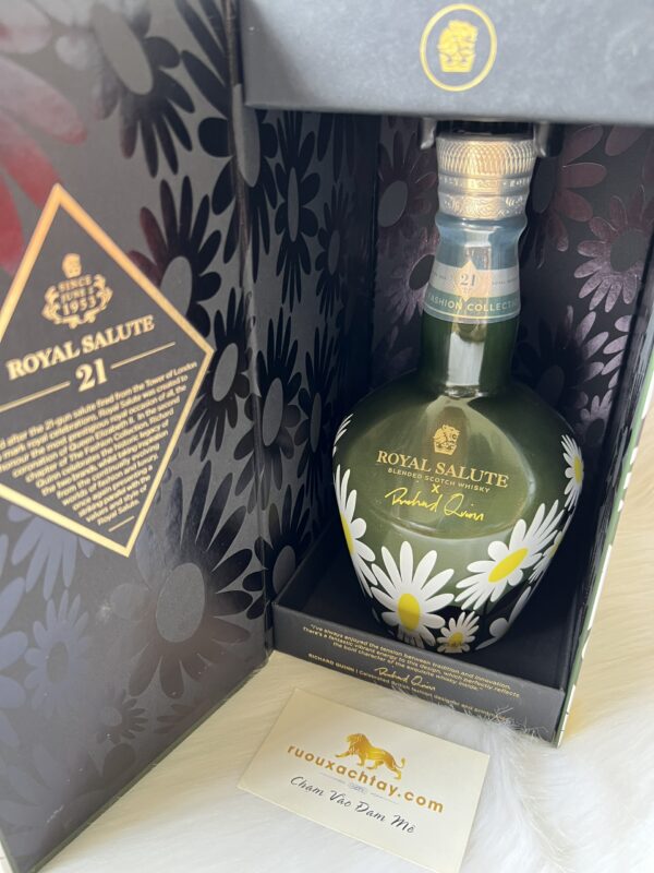 Rượu Chivas 21 năm Hoa Cúc - Richard Quinn (1)
