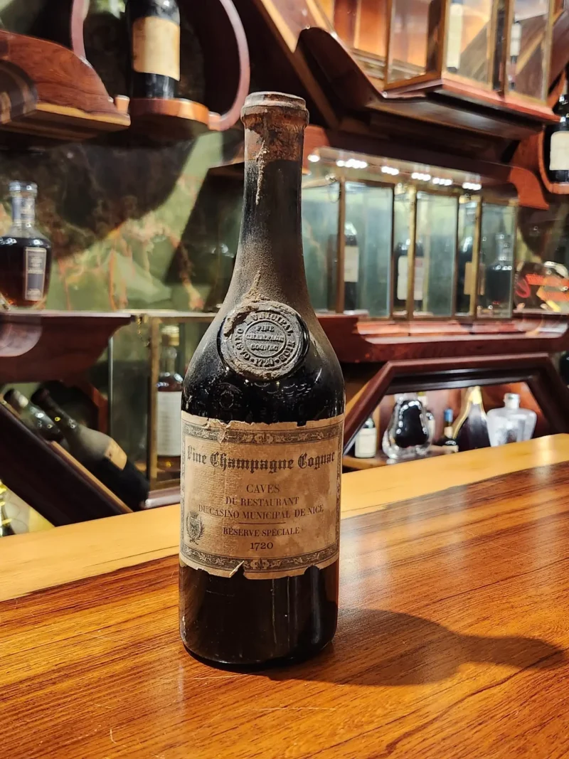 HOT: Người Việt Nam Sở Hữu Chai Cognac Lâu Đời Nhất Thế Giới Là Ai? 3 Caves Du Restaurant 1720 thuộc sỡ hữu của nhà sưu tầm rượu Nguyễn Đình Tuấn Việt