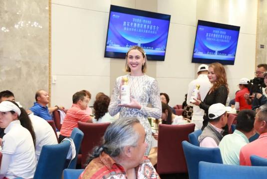 Kweichow Moutai Golf 2021 12 Được dẫn dắt bởi Hoa hậu Canada Toàn cầu Shauna Griffiths, các người mẫu nổi tiếng cầm rượu mao đài golf trên tay