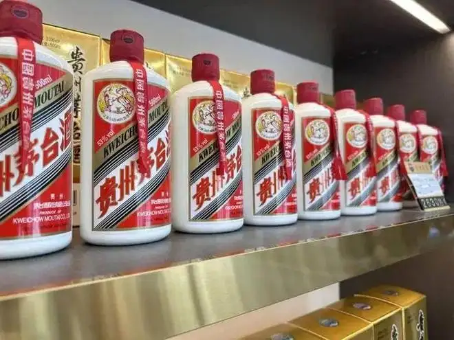 Tại Sao Rượu Mao Đài Có Giá Trị Cao - Tại Sao Mao Đài Lại Đắt Như Vậy? 2 Giá rượu Mao Đài tại một cửa hàng ở Bắc Kinh, Trung Quốc