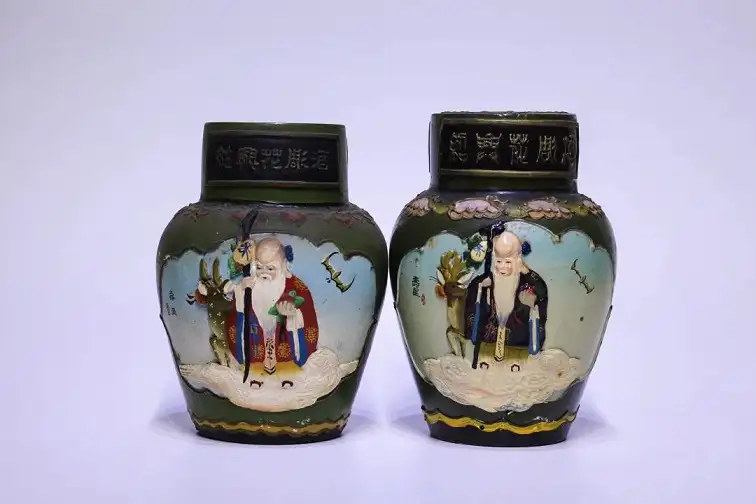 Bộ Sưu Tập Đặc Biệt Rượu Thiệu Hưng Hoa Điêu Huadiao Nổi Tiếng 18 Được sản xuất vào những năm 1980 và 1990 bởi Công ty rượu thủ công Yuezhou ở Thiệu Hưng, Trung Quốc Công ty lưu niệm du lịch Công ty
