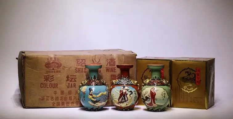 Bộ Sưu Tập Đặc Biệt Rượu Thiệu Hưng Hoa Điêu Huadiao Nổi Tiếng 31 Một chai rượu Thiệu Hưng Huadiao được sản xuất vào những năm 1990 với đầu của con thú kỳ lân cổ đại dành cho các bữa tiệc cấp nhà nước (ba mẫu)