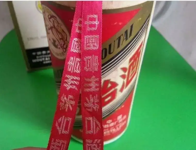 Lịch Sử Của Rượu Mao Đài Đại Phi Thiên - Một Loại Rượu Quý Hiếm 6 Mao Đài Đại Phi Thiên sử dụng dải ruy băng đỏ