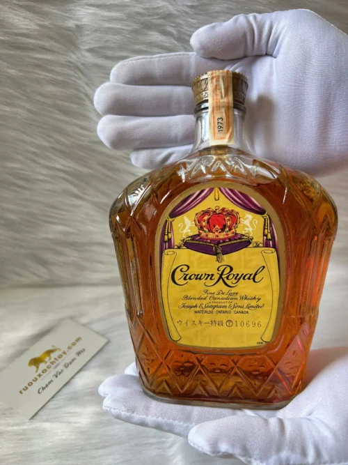 Crown Royal Fine Deluxe Blended Canadian Whisky 1973 (1)