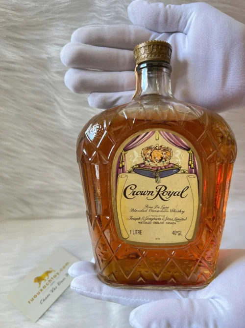 Crown Royal Fine Deluxe Blended Canadian Whisky 1973 (1)