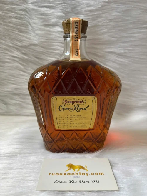 Crown Royal Fine Deluxe Blended Canadian Whisky 1973 7 Crown Royal Fine Deluxe Blended Canadian Whisky 1973 (3)
