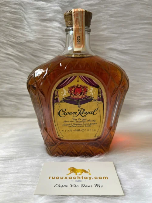 Crown Royal Fine Deluxe Blended Canadian Whisky 1973 6 Crown Royal Fine Deluxe Blended Canadian Whisky 1973 (4)