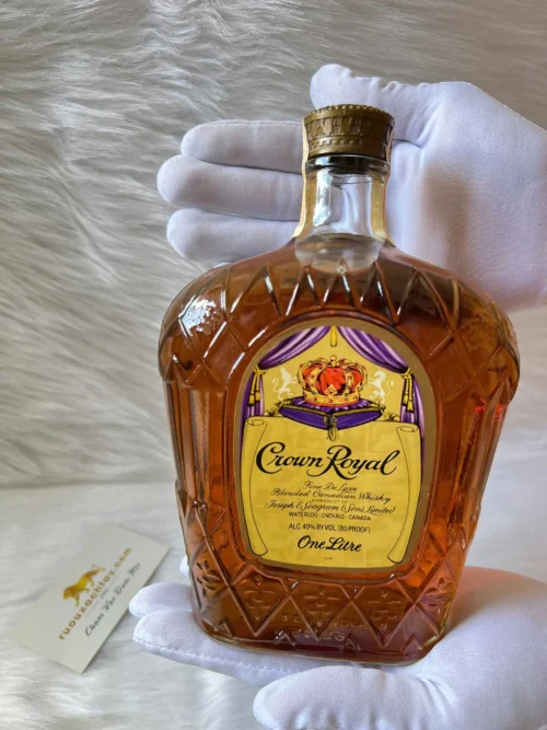 Crown Royal Fine Deluxe Blended Canadian Whisky 1977 One Litre (1)