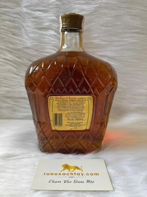 Crown Royal Fine Deluxe Blended Canadian Whisky 1977 One Litre 7 Crown Royal Fine Deluxe Blended Canadian Whisky 1977 One Litre (3)