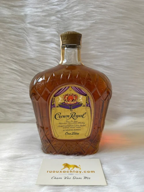 Crown Royal Fine Deluxe Blended Canadian Whisky 1977 One Litre 6 Crown Royal Fine Deluxe Blended Canadian Whisky 1977 One Litre (4)