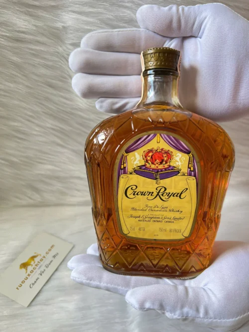Crown Royal Fine Deluxe Blended Canadian Whisky 1978 (1)