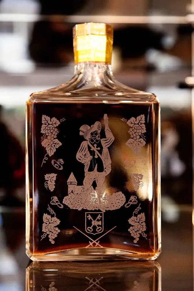Sempe Armagnac Baccarat Decanter with Hermes Collaboration (1980) 12 Hình khắc trên thân chai Sempe Armagnac Baccarat Decanter with Hermes Collaboration (1980)