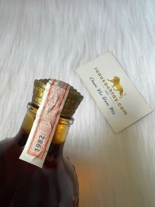 Seagrams Crown Royal Canadian Whisky 1982 (1)