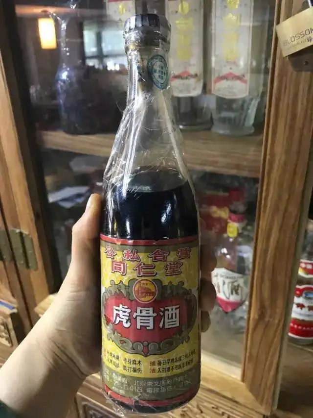 Rượu xương hổ do Đồng Nhân Đường sản xuất trong thời kỳ Cách mạng Văn hóa