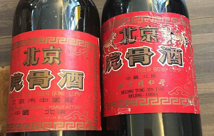 Công Thức Rượu Cao Hổ Cốt Và Phân Biệt Thật Giả Rượu Cao Hổ Cốt Đồng Nhân Đường Bắc Kinh 15 Bên trái là giả, bên phải là thật - chai rượu có logo hình con hổ