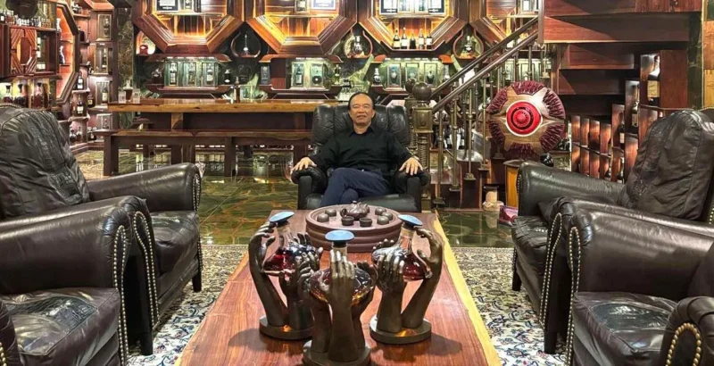 Ông Việt cùng bộ sưu tập của mình, bao gồm ba chai Macallan Reach 81 năm tuổi (phía trước), Macallan Timespace 84 năm tuổi (phía sau bên phải) và nhiều bộ hoàn chỉnh của loại rượu whisky lâu đời nhất thế giới, Macallan 1926 60 năm tuổi.