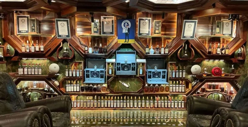 Với người không có chuyên môn, chúng có thể trông giống như những chai rượu whisky thông thường, nhưng hình ảnh ở đây là toàn bộ dòng rượu Macallan Fine & Rare, Red Collection và sáu chai rượu đạt Kỷ lục Guinness Thế giới.