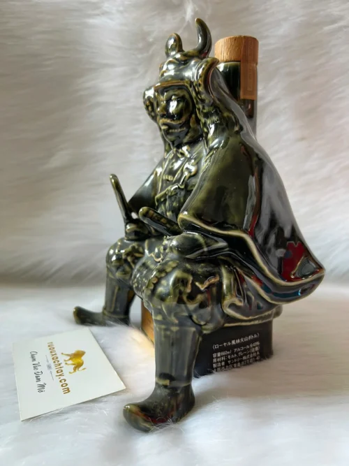 Japanese Blended Whisky Suntory Royal Samurai Decanter (2)