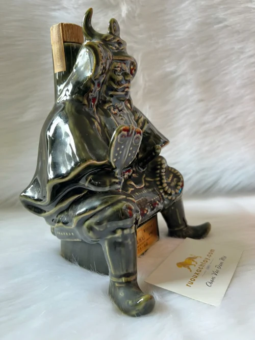 Japanese Blended Whisky Suntory Royal Samurai Decanter (3)
