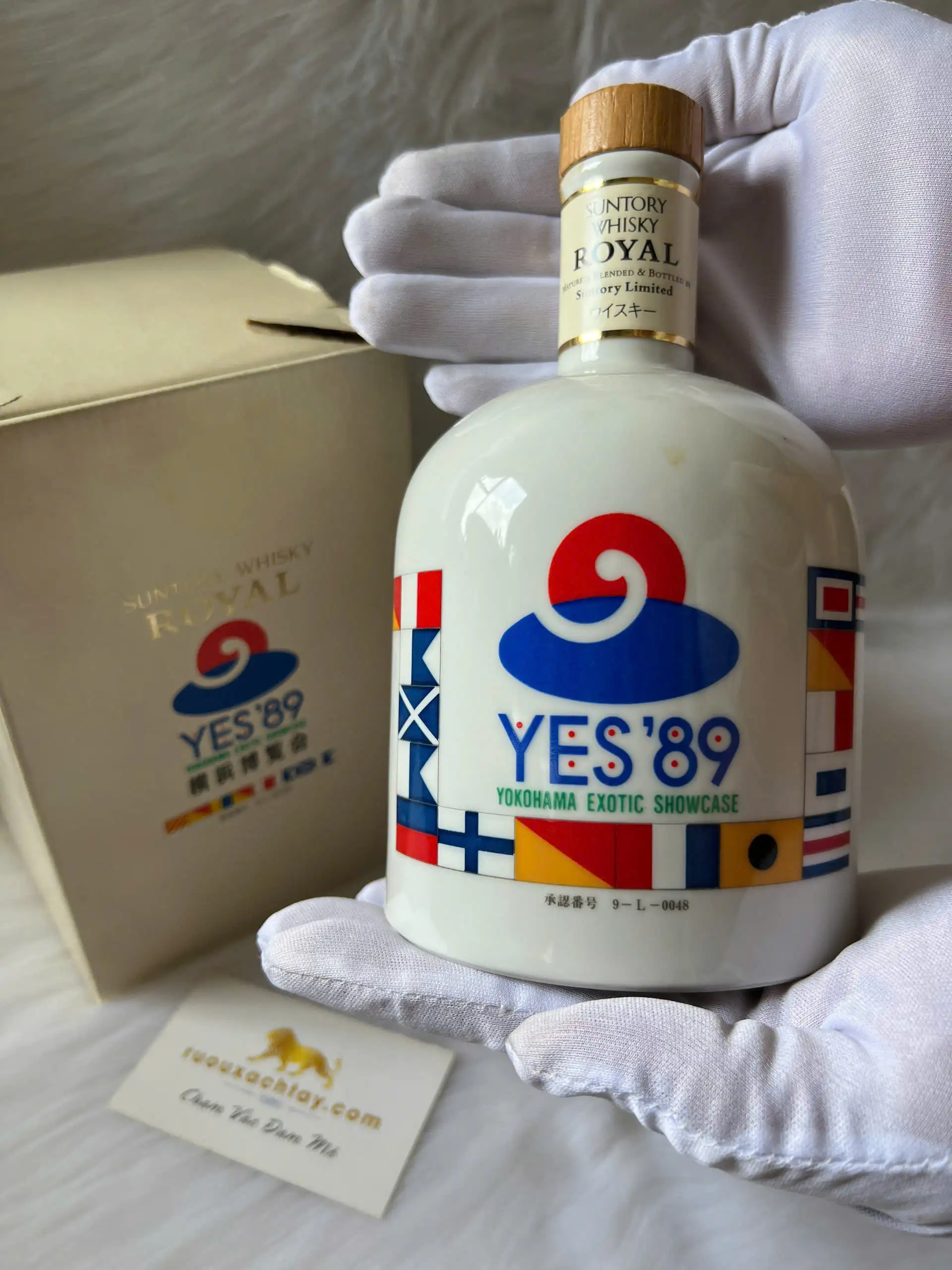 Suntory Royal YES 1989 Porcelain Decanter 1 Suntory Royal YES 89 Porcelain Decanter (1)