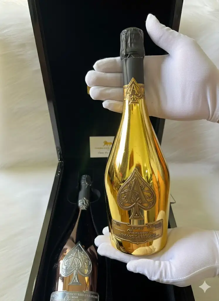 Gift Set 2 Champagne Armand De Brignac Gold Brut & Armand De Brignac Blanc de Noirs 5 Gift Set 2 Champagne Armand De Brignac Gold Brut & Armand De Brignac Blanc de Noirs (4)