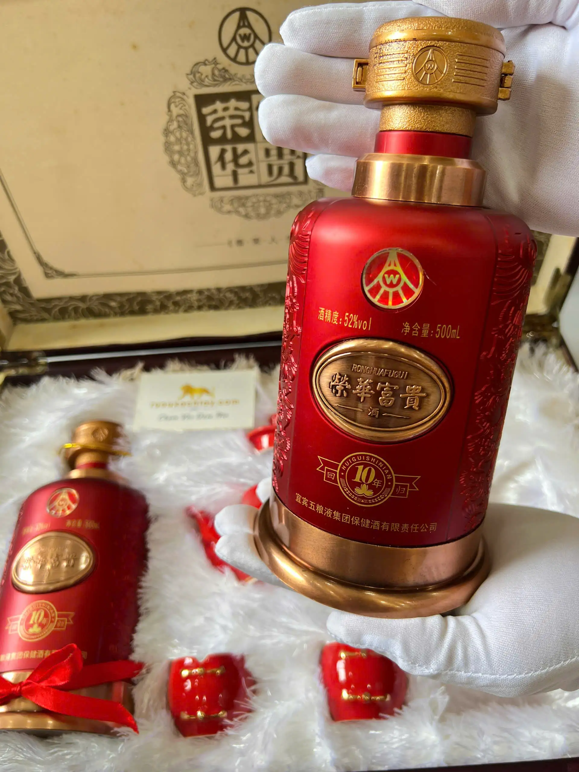 Gift Set Rượu Ngũ Lương Dịch Sự Thịnh Vượng Và Giàu Có 1 Gift Set Rượu Ngũ Lương Dịch Sự Thịnh Vượng Và Giàu Có (1)