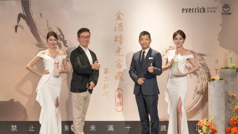 Kevin Chiang, chủ tịch của Everrich Duty Free, và bên trái là Cheng-kang Ting, Tổng giám đốc của KKL