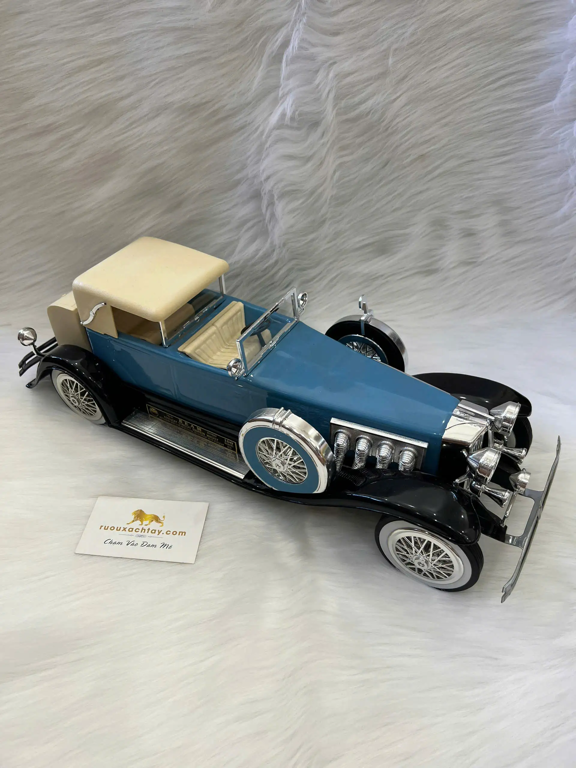 Jim Beam Whiskey 1934 Duesenberg Model J Sky Blue Decanter 1 Jim Beam Whiskey 1934 Duesenberg Model J Sky Blue Decanter (1)